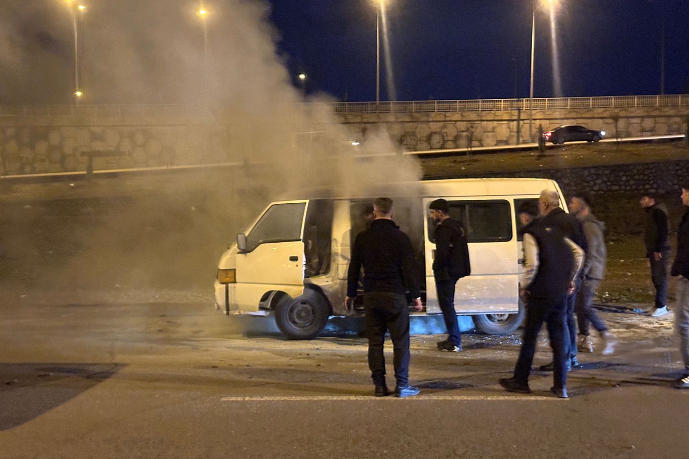 Batman'da seyir halindeki panelvan alev aldı