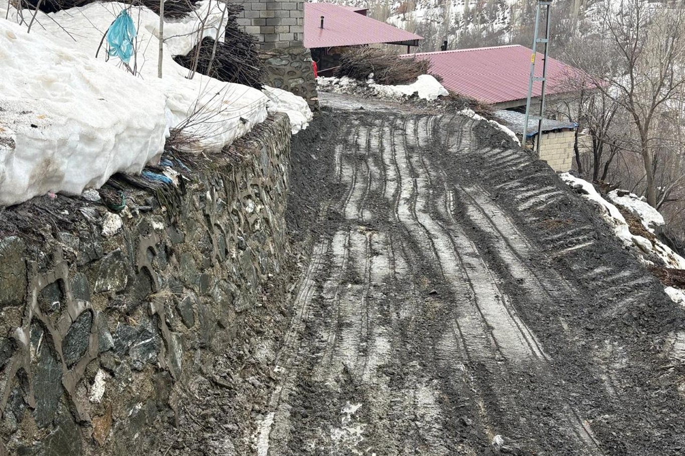  Siirt’te heyelan ve kaya düşmeleri: Kapanan yollar ulaşıma açıldı