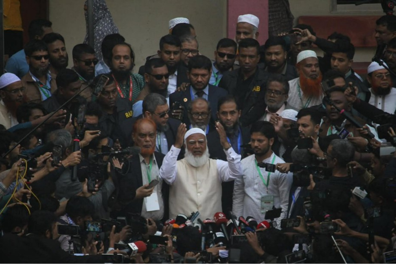 Bangladeş seçimlerinde oy verme işlemi başladı