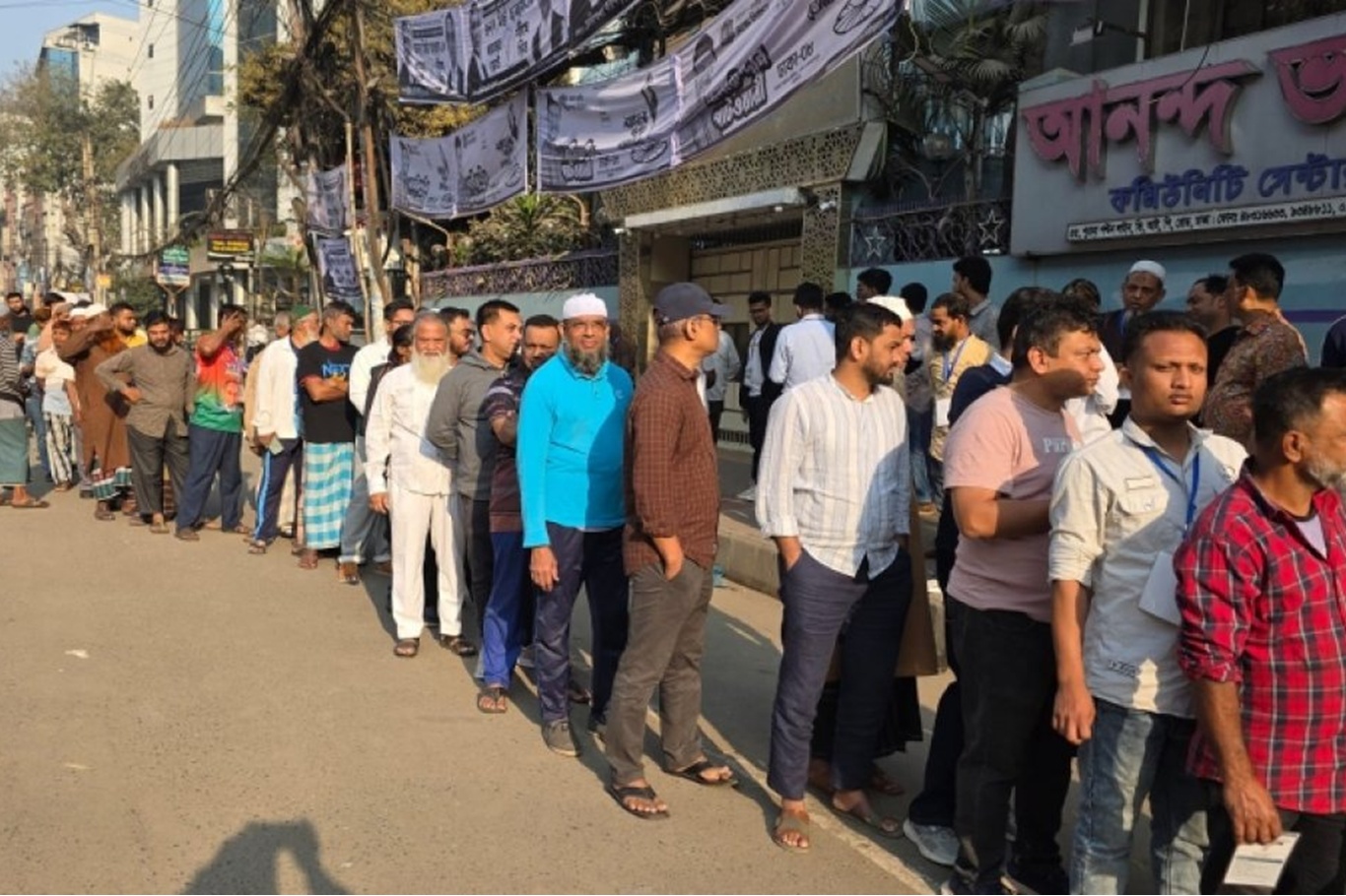 Bangladeş'te seçimlerinde oy verme işlemi başladı
