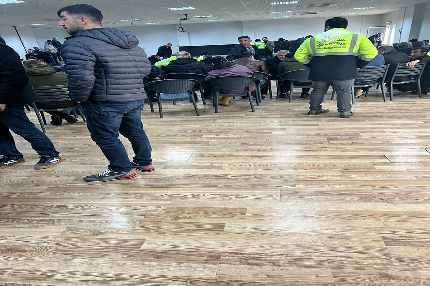 Diyarbakır'da maaşlarını eksik alan belediye işçileri iş bırakma kararı aldı