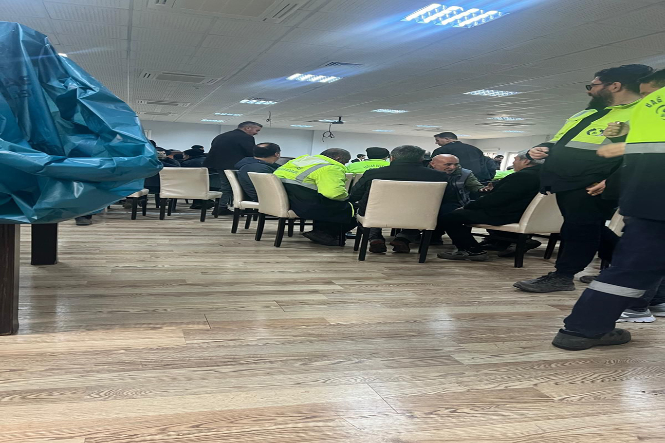 Diyarbakır'da maaşlarını eksik alan belediye işçileri iş bırakma kararı aldı