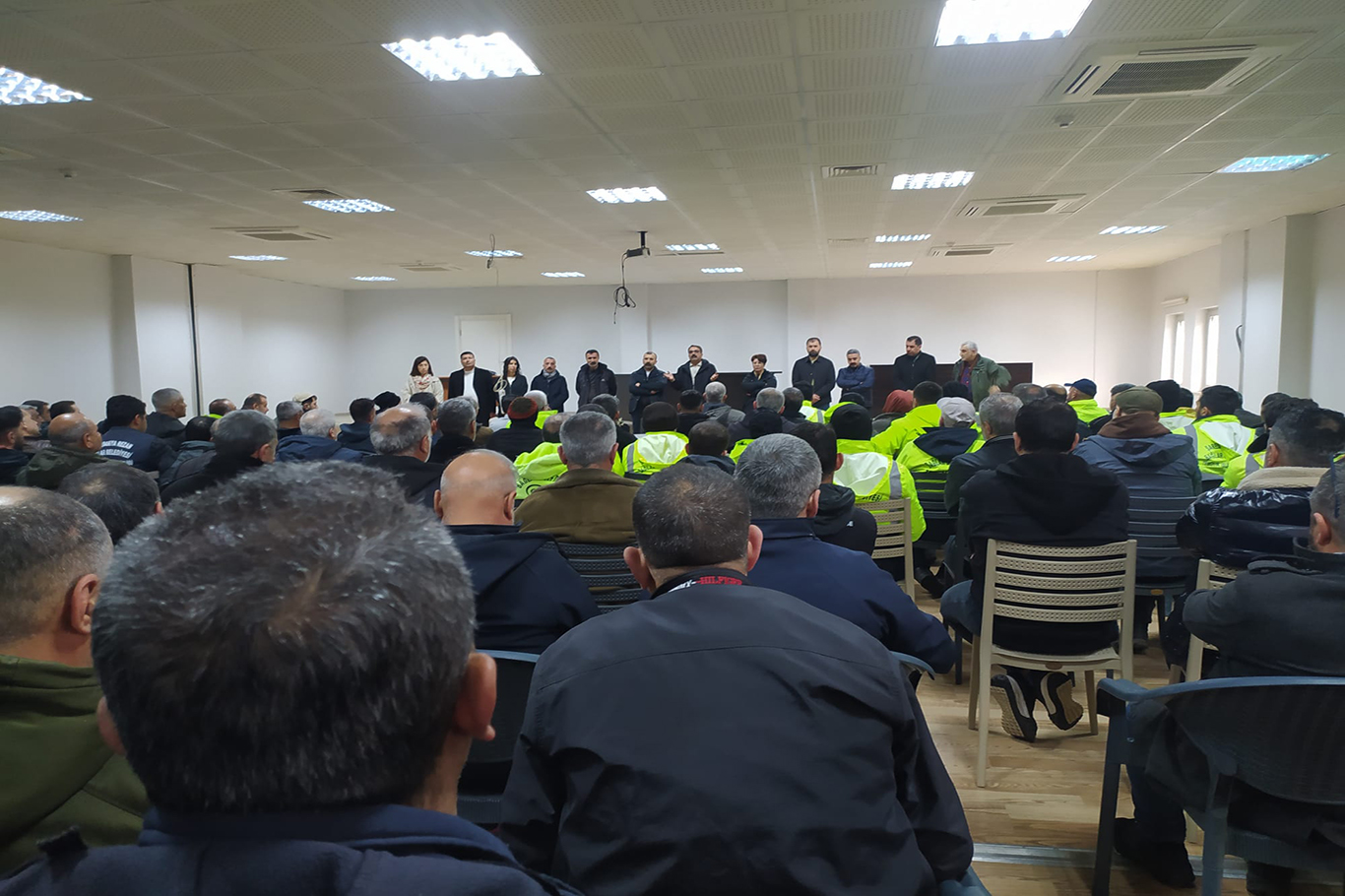 Diyarbakır'da maaşlarını eksik alan belediye işçileri iş bırakma kararı aldı