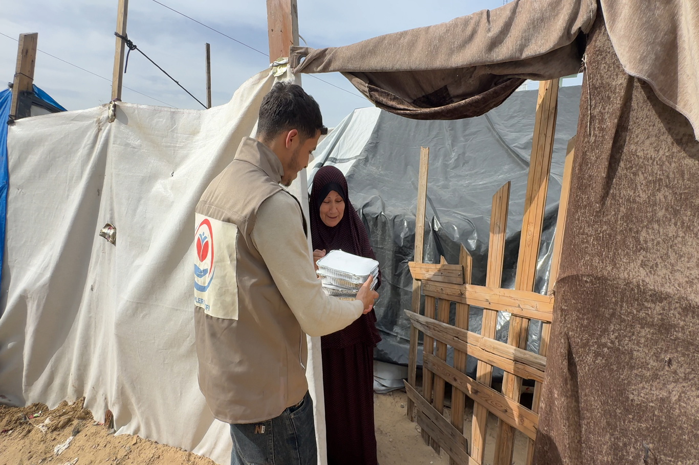 Yetimler Vakfı’ndan abluka altındaki Gazze’de sıcak yemek dağıtımı