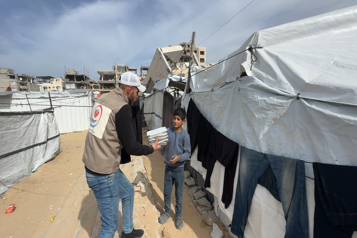 Yetimler Vakfı’ndan abluka altındaki Gazze’de sıcak yemek dağıtımı