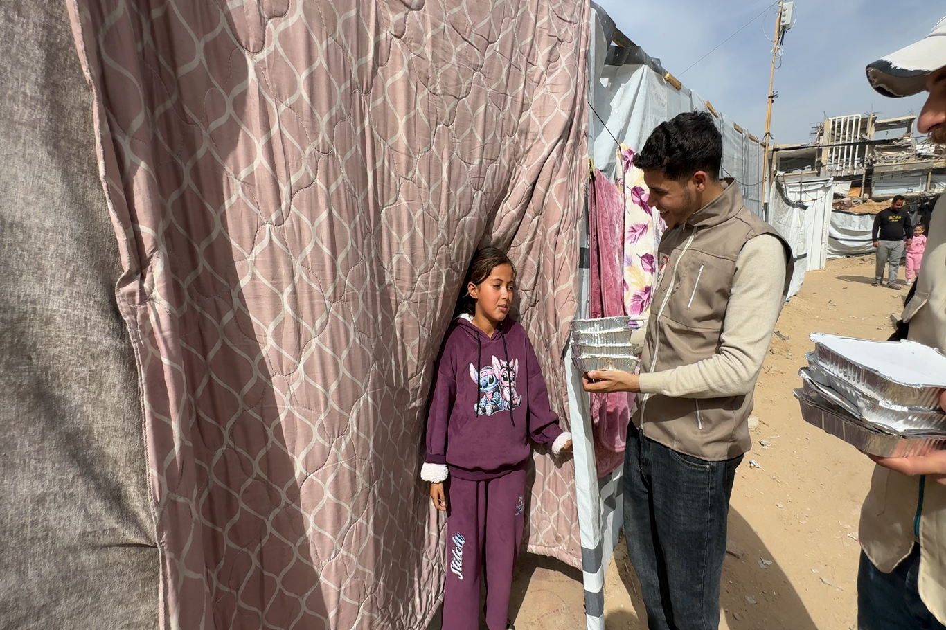 Yetimler Vakfı’ndan abluka altındaki Gazze’de sıcak yemek dağıtımı