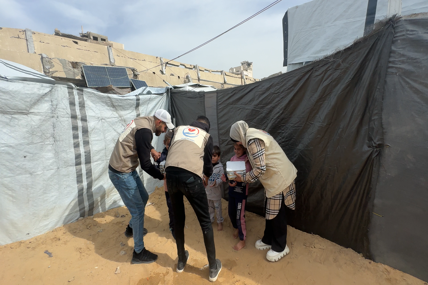 Yetimler Vakfı’ndan abluka altındaki Gazze’de sıcak yemek dağıtımı