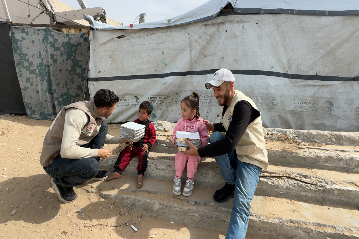 Yetimler Vakfı’ndan abluka altındaki Gazze’de sıcak yemek dağıtımı