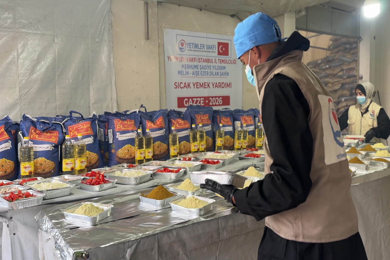Yetimler Vakfı’ndan abluka altındaki Gazze’de sıcak yemek dağıtımı