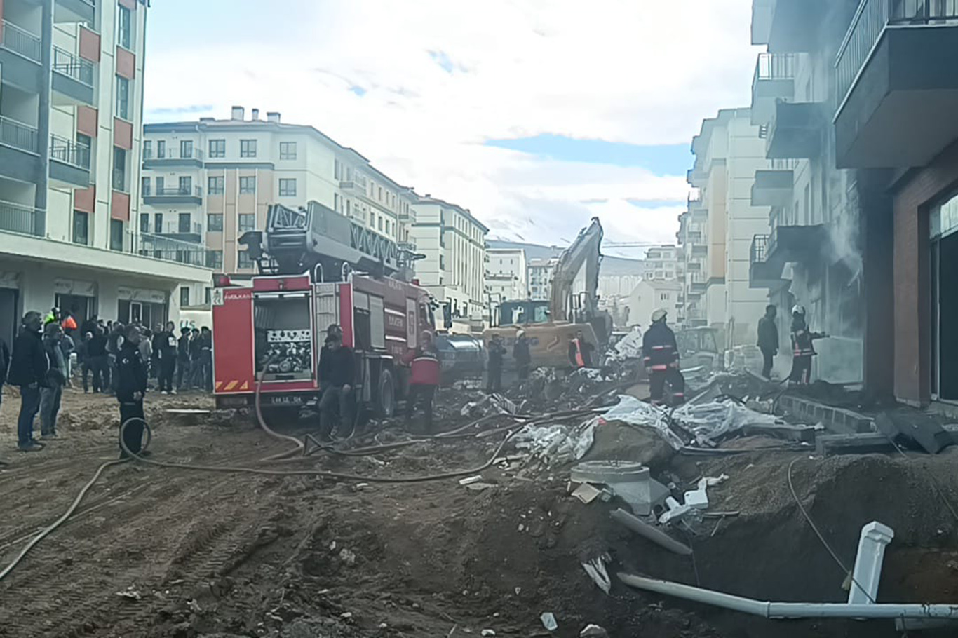 Malatya'da şantiyede çıkan yangın konutlara sıçradı