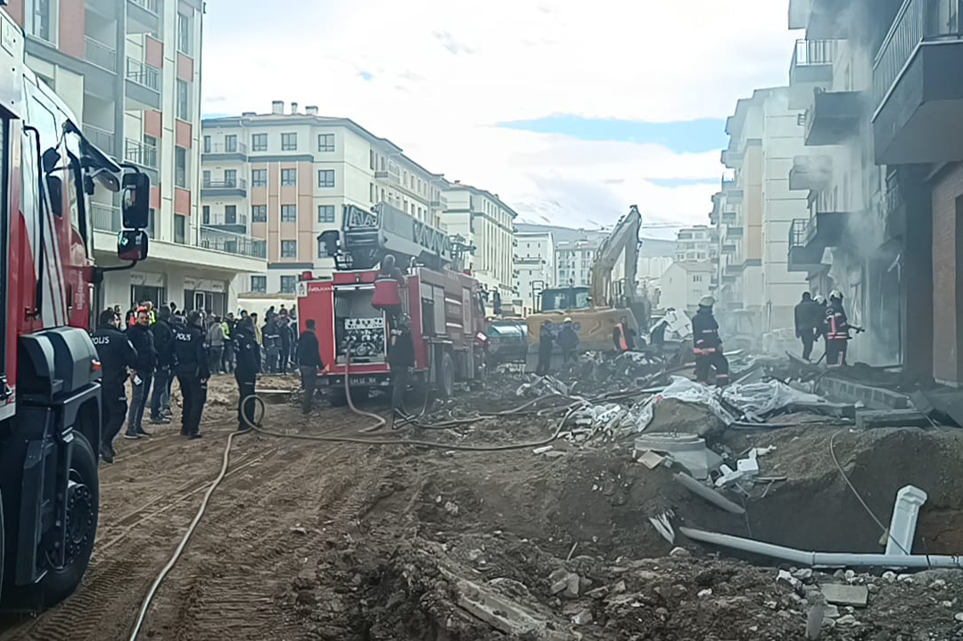Malatya'da şantiyede çıkan yangın konutlara sıçradı