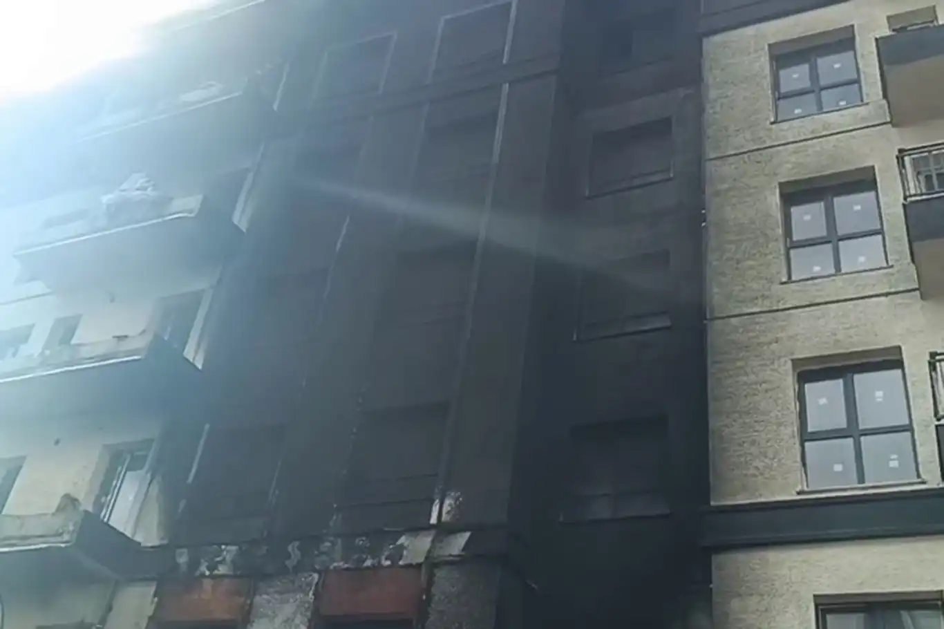 Malatya'da şantiyede çıkan yangın konutlara sıçradı