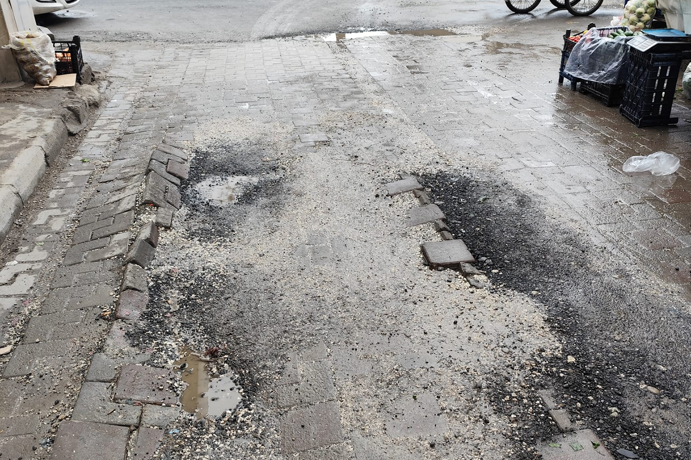 Diyarbakır sokaklarında kar ve su çekilince çöken yollar gün yüzüne çıktı