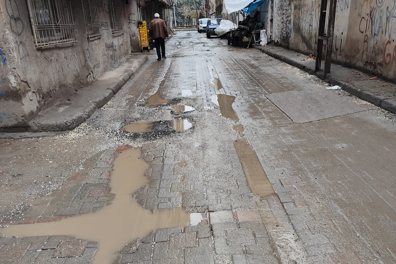 Diyarbakır sokaklarında kar ve su çekilince çöken yollar gün yüzüne çıktı