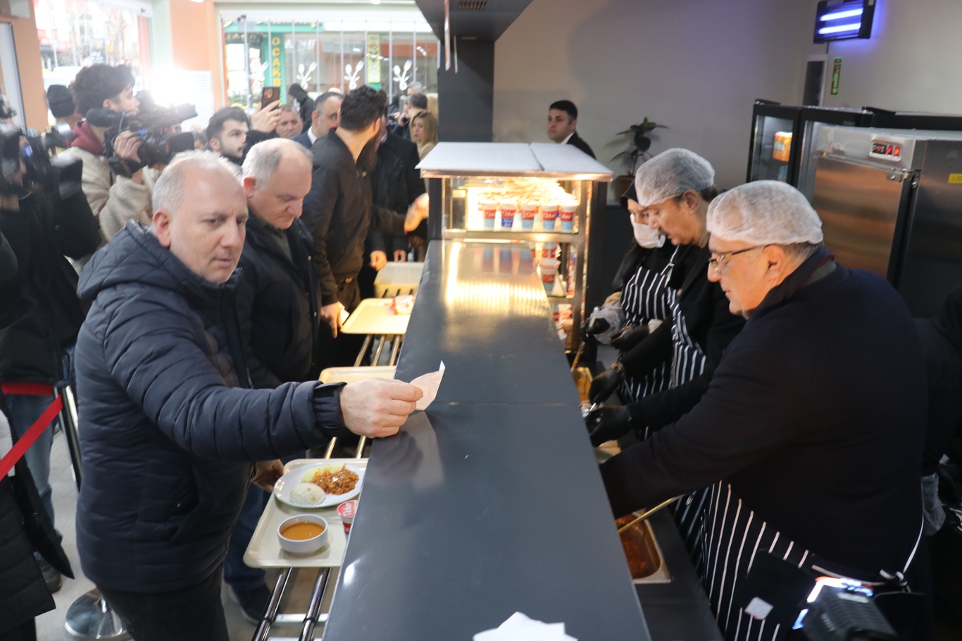 Bahçelievler'de dar gelirliler için semt lokantası açıldı