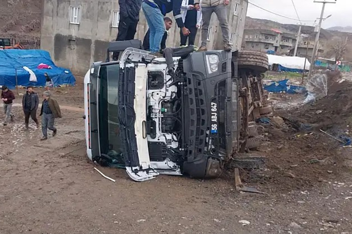 Siirt’te kontrolden çıkarak devrilen kamyonun sürücüsü yaralandı
