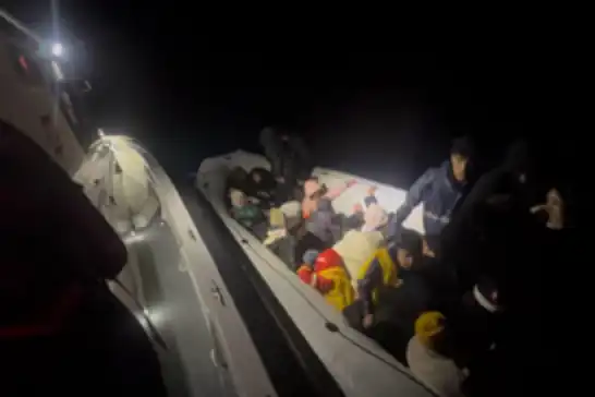 36 koçberên neqanûnî li beravên Balikesîrê hatin rizgarkirin