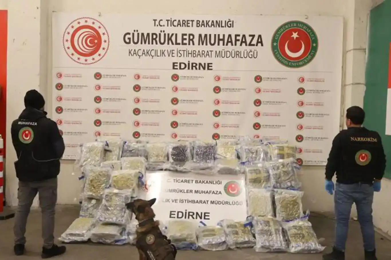 عملیات مبارزه با مواد مخدر در گمرک: ۸۸۶ کیلوگرم حشیش و ۲۰۰ کیلوگرم مت‌آمفتامین کشف و ضبط شد