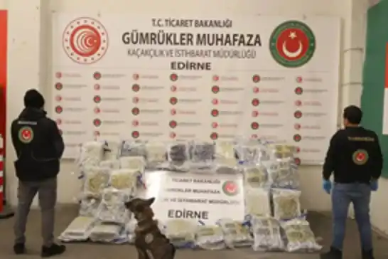 عملیات مبارزه با مواد مخدر در گمرک: ۸۸۶ کیلوگرم حشیش و ۲۰۰ کیلوگرم مت‌آمفتامین کشف و ضبط شد