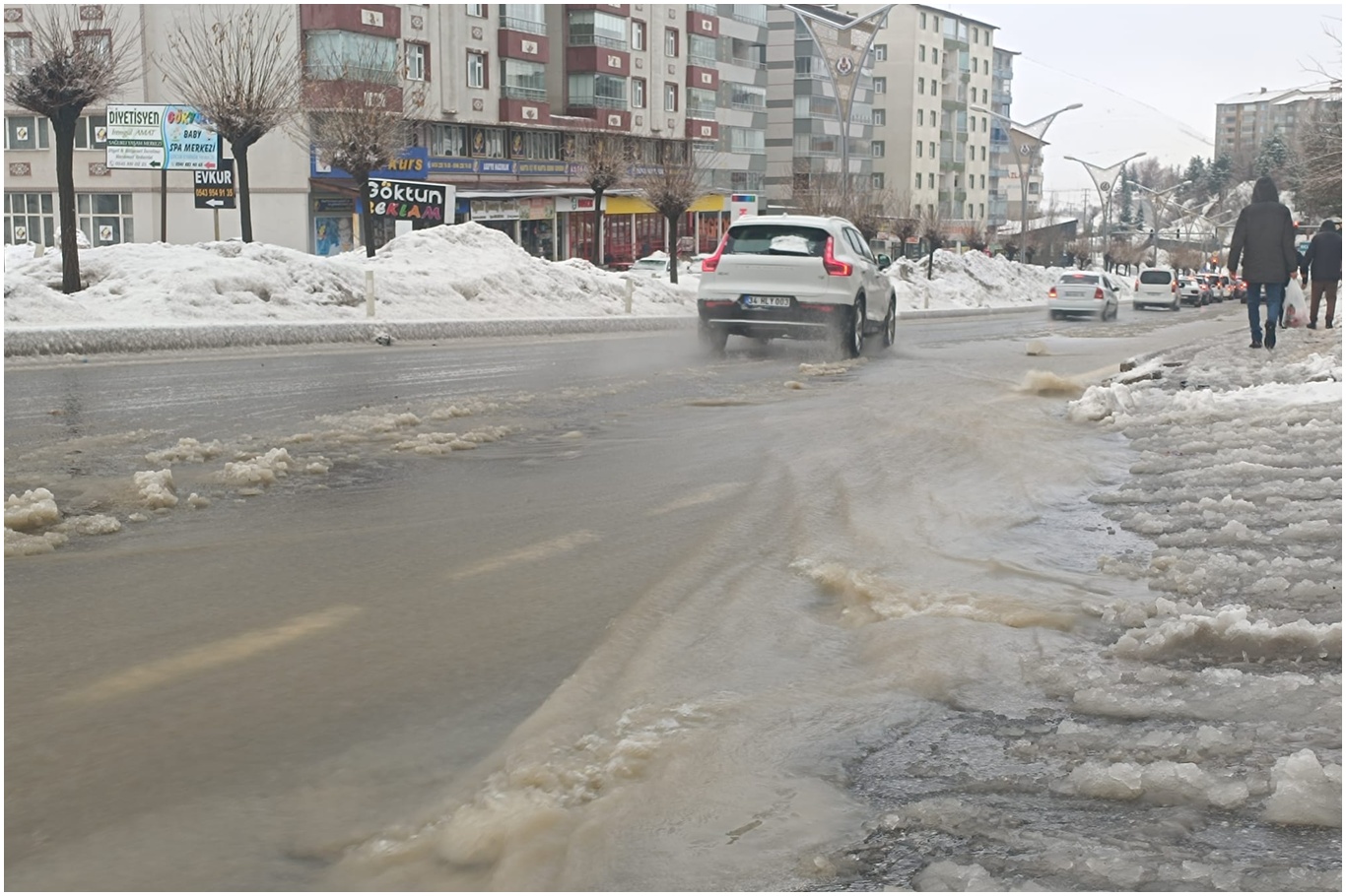 Sağanak yağış Bitlis’te yolları göle çevirdi: Vatandaşlar yetkililere tepki gösterdi