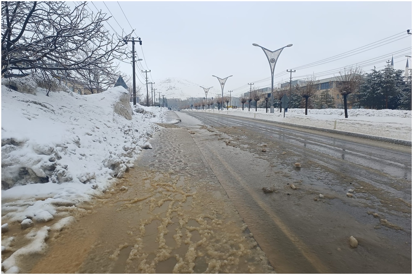 Sağanak yağış Bitlis’te yolları göle çevirdi: Vatandaşlar yetkililere tepki gösterdi