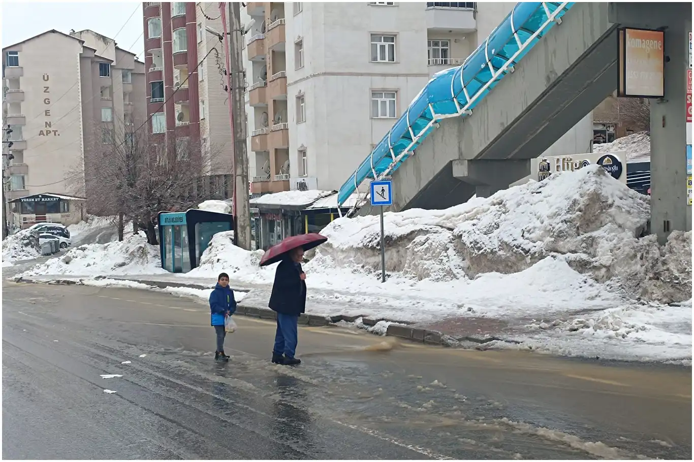 Sağanak yağış Bitlis’te yolları göle çevirdi: Vatandaşlar yetkililere tepki gösterdi