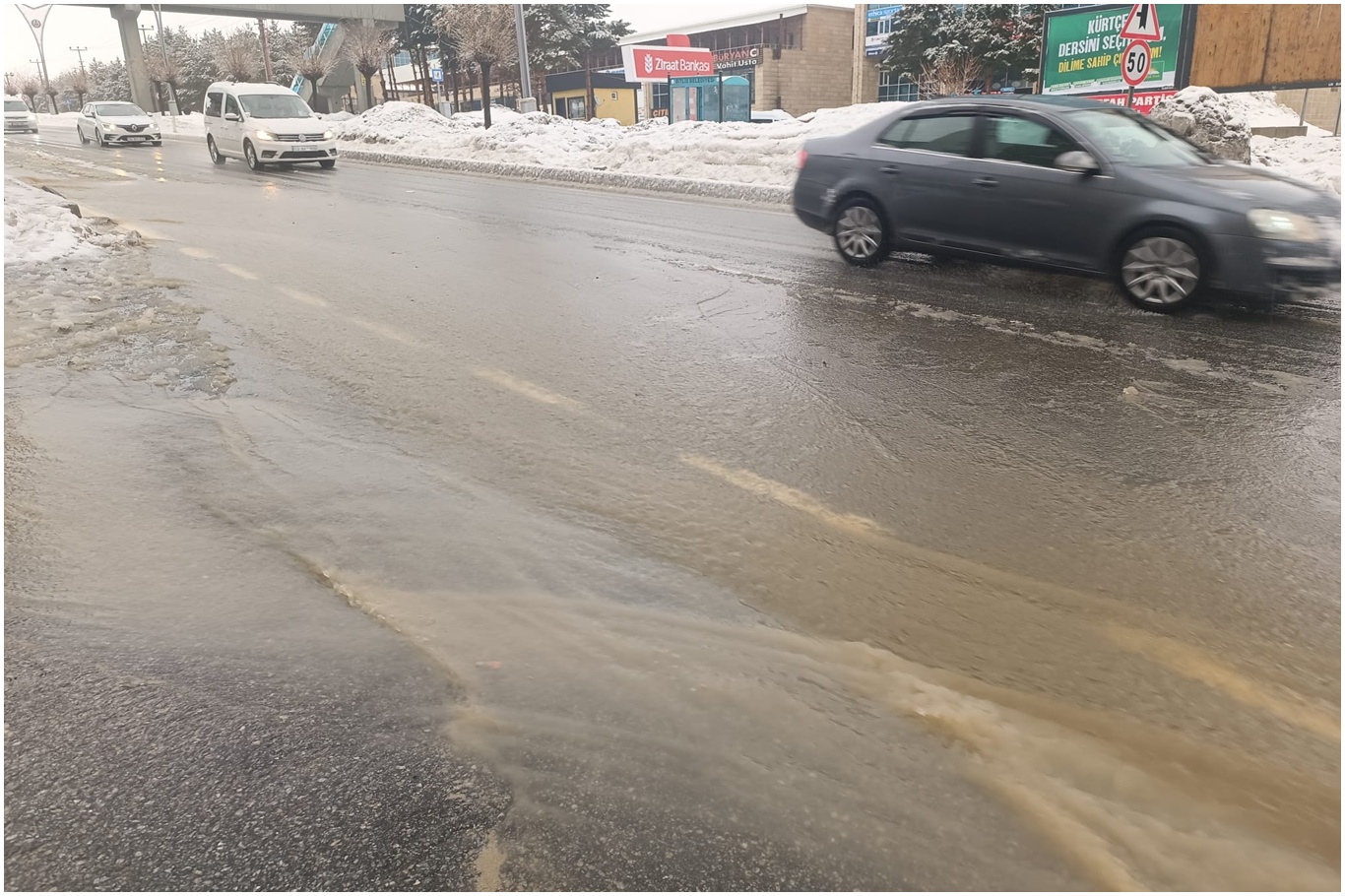 Sağanak yağış Bitlis’te yolları göle çevirdi: Vatandaşlar yetkililere tepki gösterdi