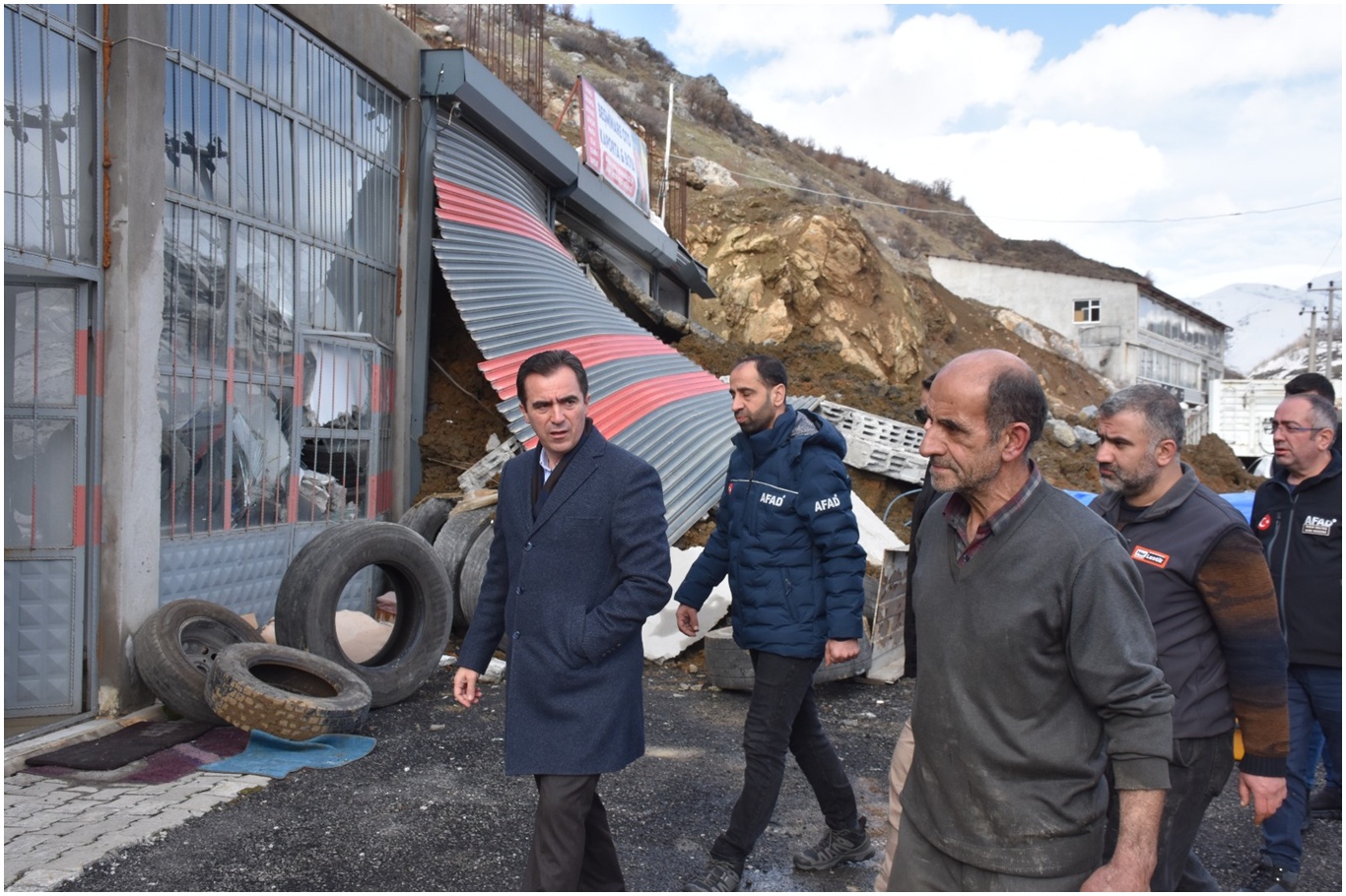 Bitlis’te iş yerleri heyelanın altında kaldı