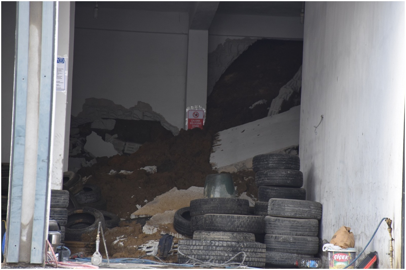 Bitlis’te iş yerleri heyelanın altında kaldı