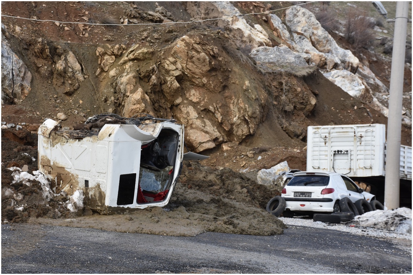 Bitlis’te iş yerleri heyelanın altında kaldı
