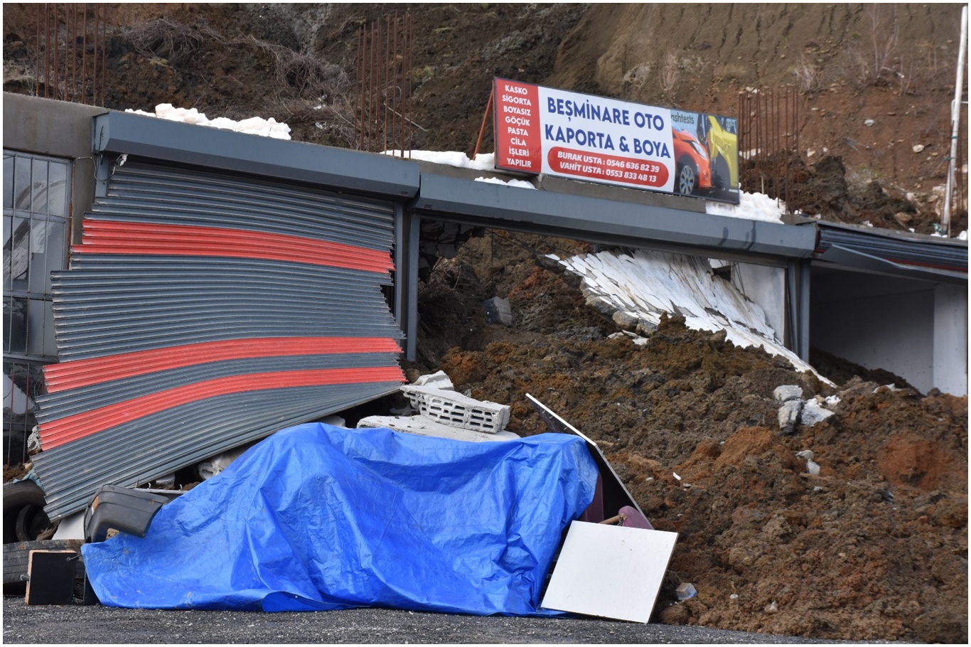 Bitlis’te iş yerleri heyelanın altında kaldı