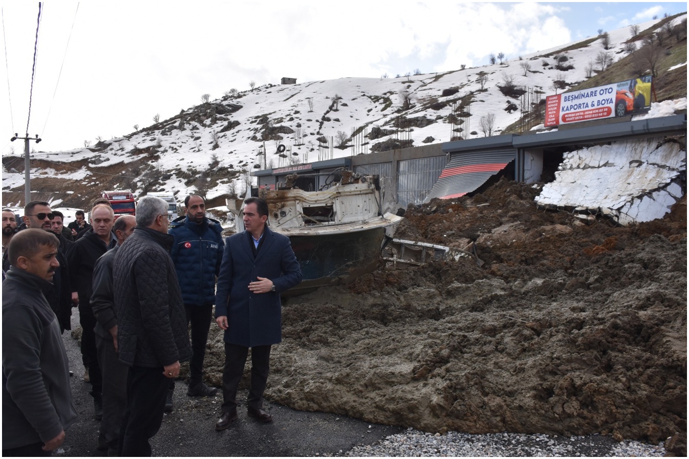 Bitlis’te iş yerleri heyelanın altında kaldı