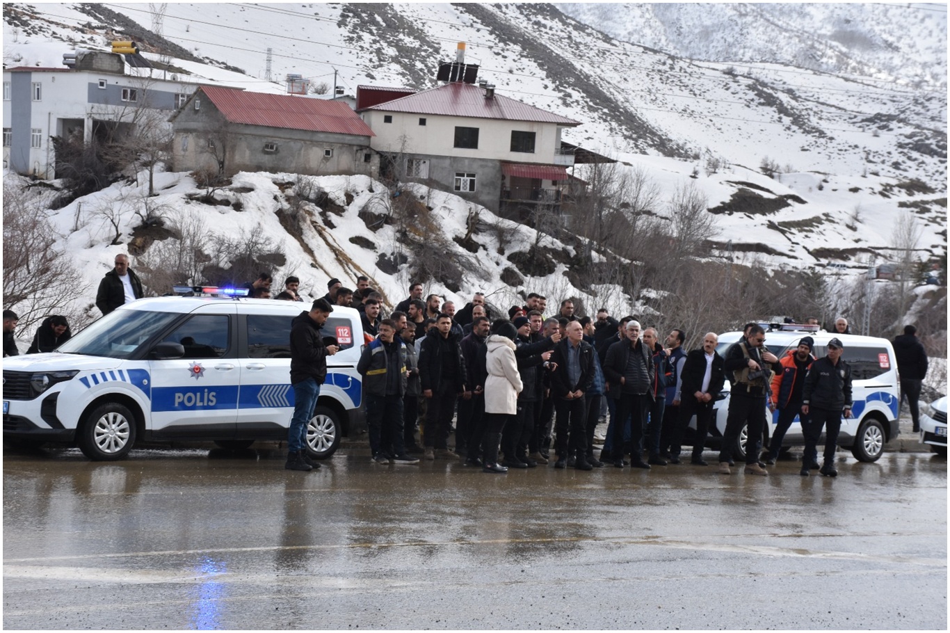 Bitlis’te iş yerleri heyelanın altında kaldı