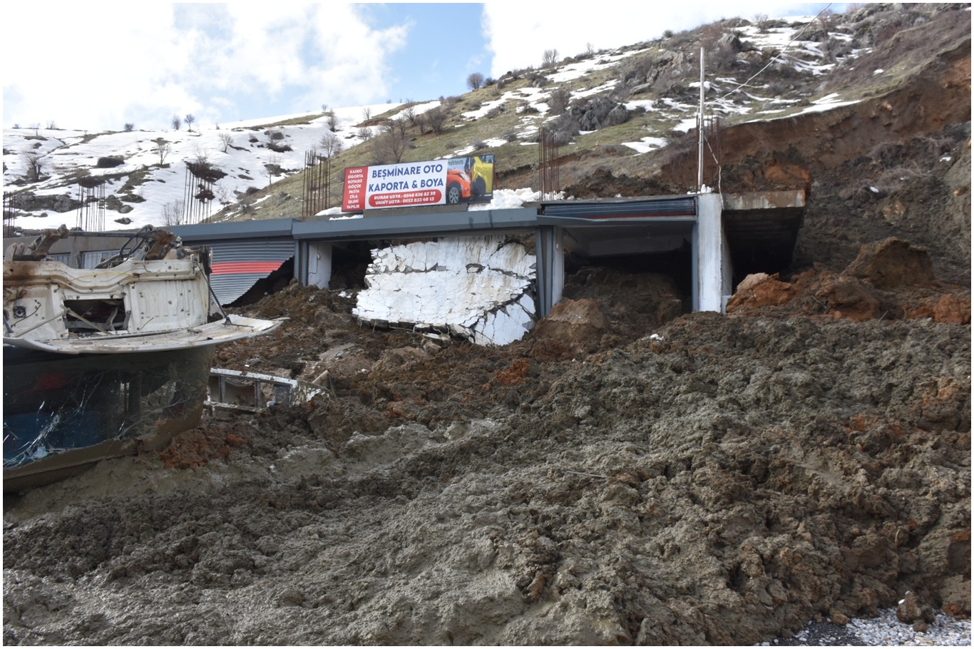 Bitlis’te iş yerleri heyelanın altında kaldı