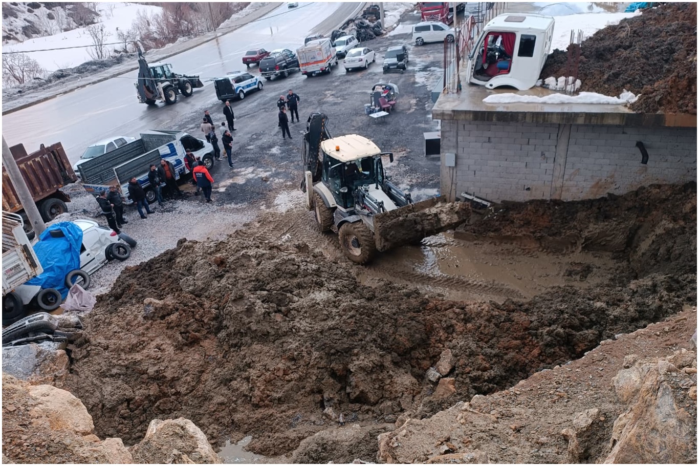 Bitlis’te iş yerleri heyelanın altında kaldı