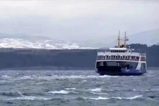 Feribot seferlerine fırtına engeli 