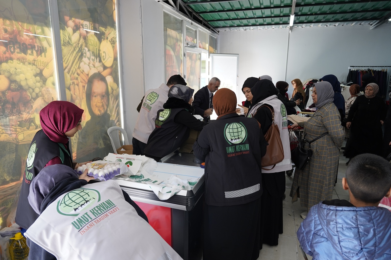 Umut Kervanı İstanbul'da ikinci sosyal marketini dualarla açtı