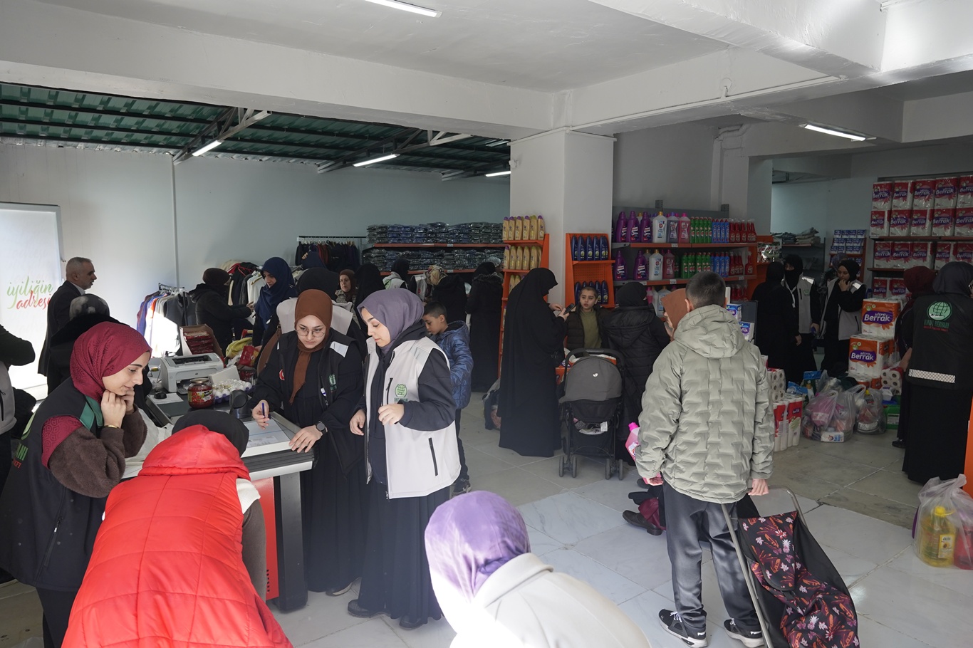 Umut Kervanı İstanbul'da ikinci sosyal marketini dualarla açtı