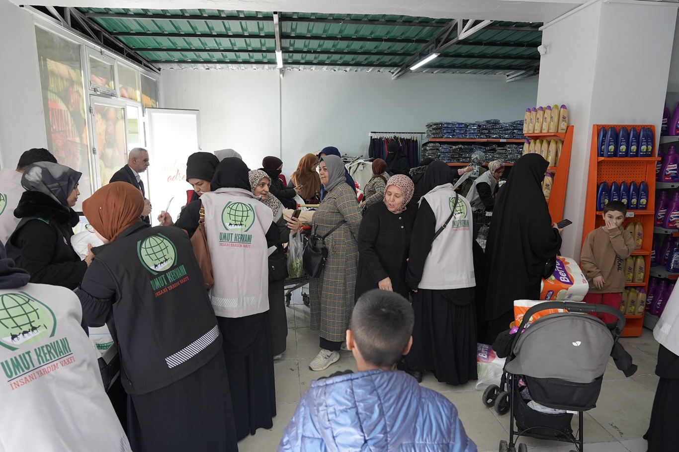 Umut Kervanı İstanbul'da ikinci sosyal marketini dualarla açtı