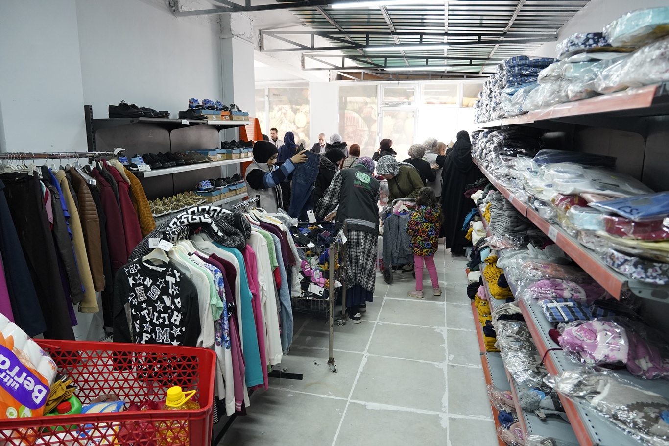 Umut Kervanı İstanbul'da ikinci sosyal marketini dualarla açtı