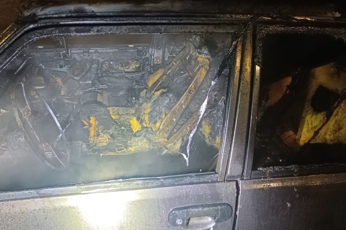 Batman'da park halindeki otomobil alev alev yandı