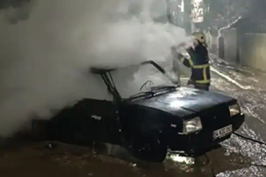 Batman'da park halindeki otomobil alev aldı