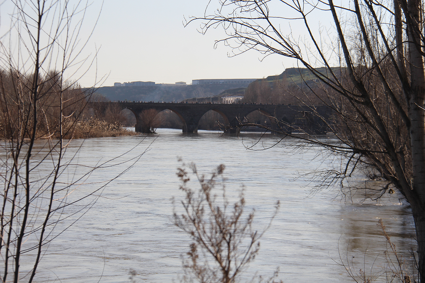 On Gözlü Köprü çevresinde su yükseldi: Dicle Nehri'nde son durum