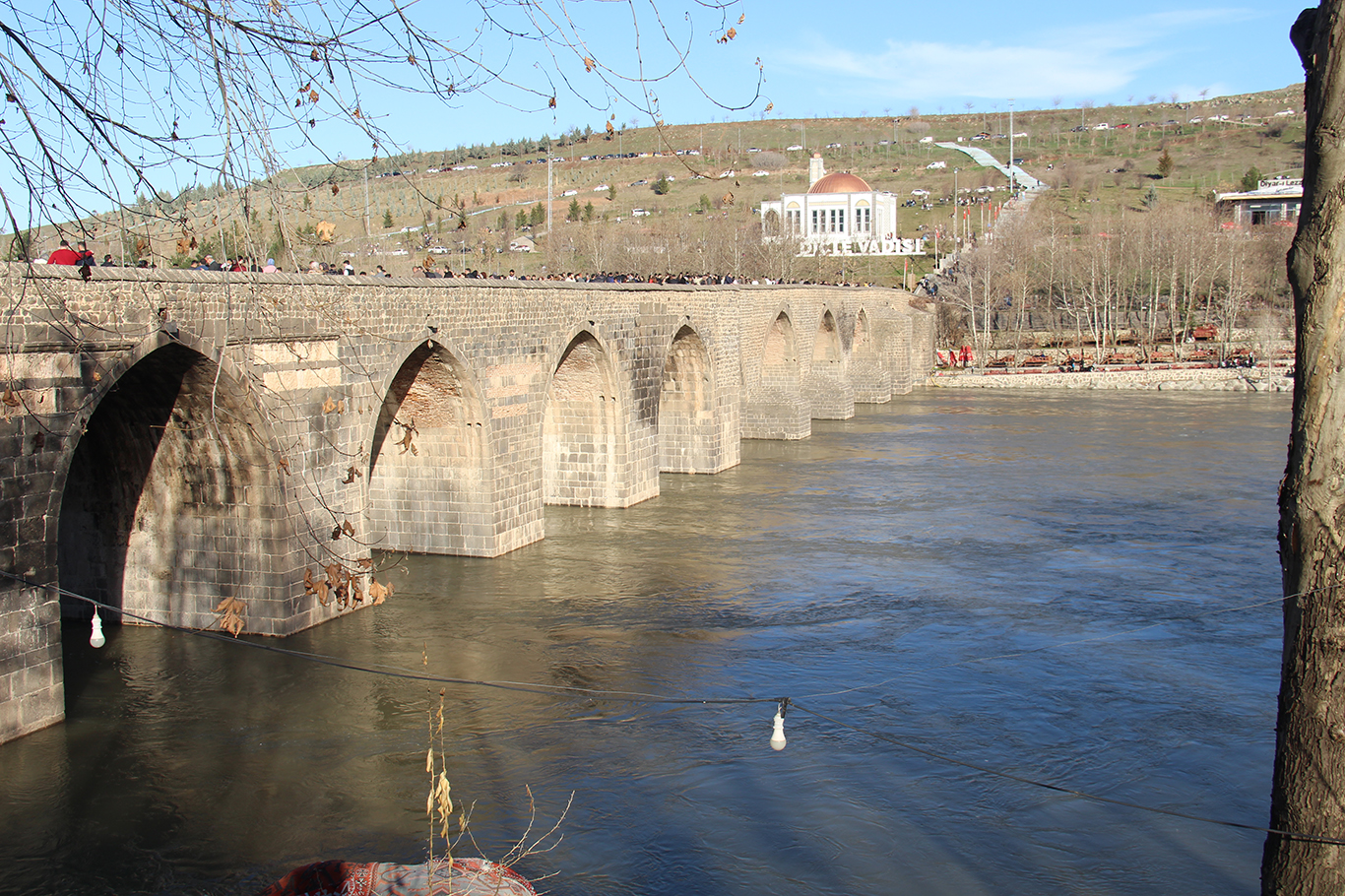 On Gözlü Köprü çevresinde su yükseldi: Dicle Nehri'nde son durum