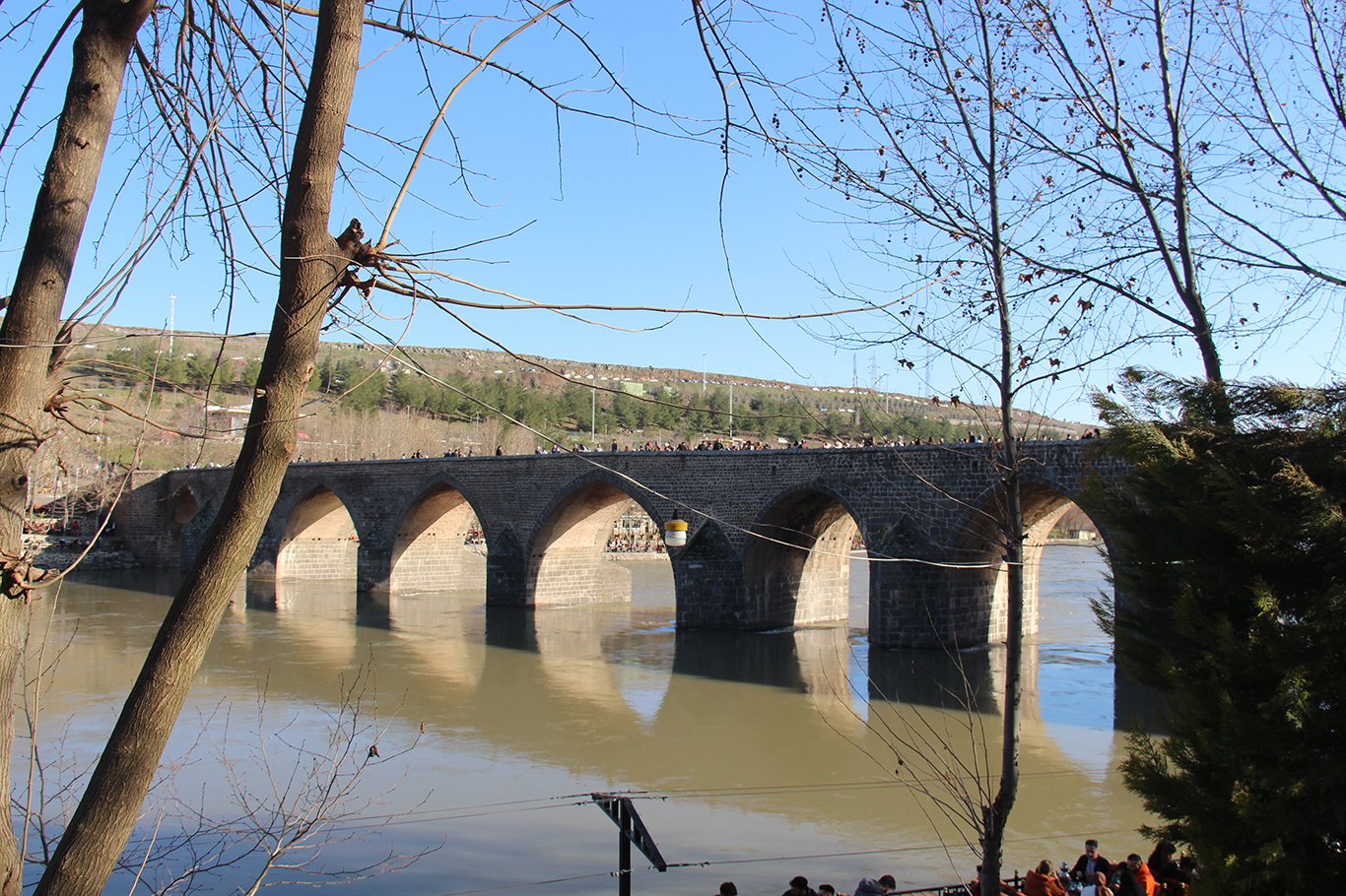 On Gözlü Köprü çevresinde su yükseldi: Dicle Nehri'nde son durum