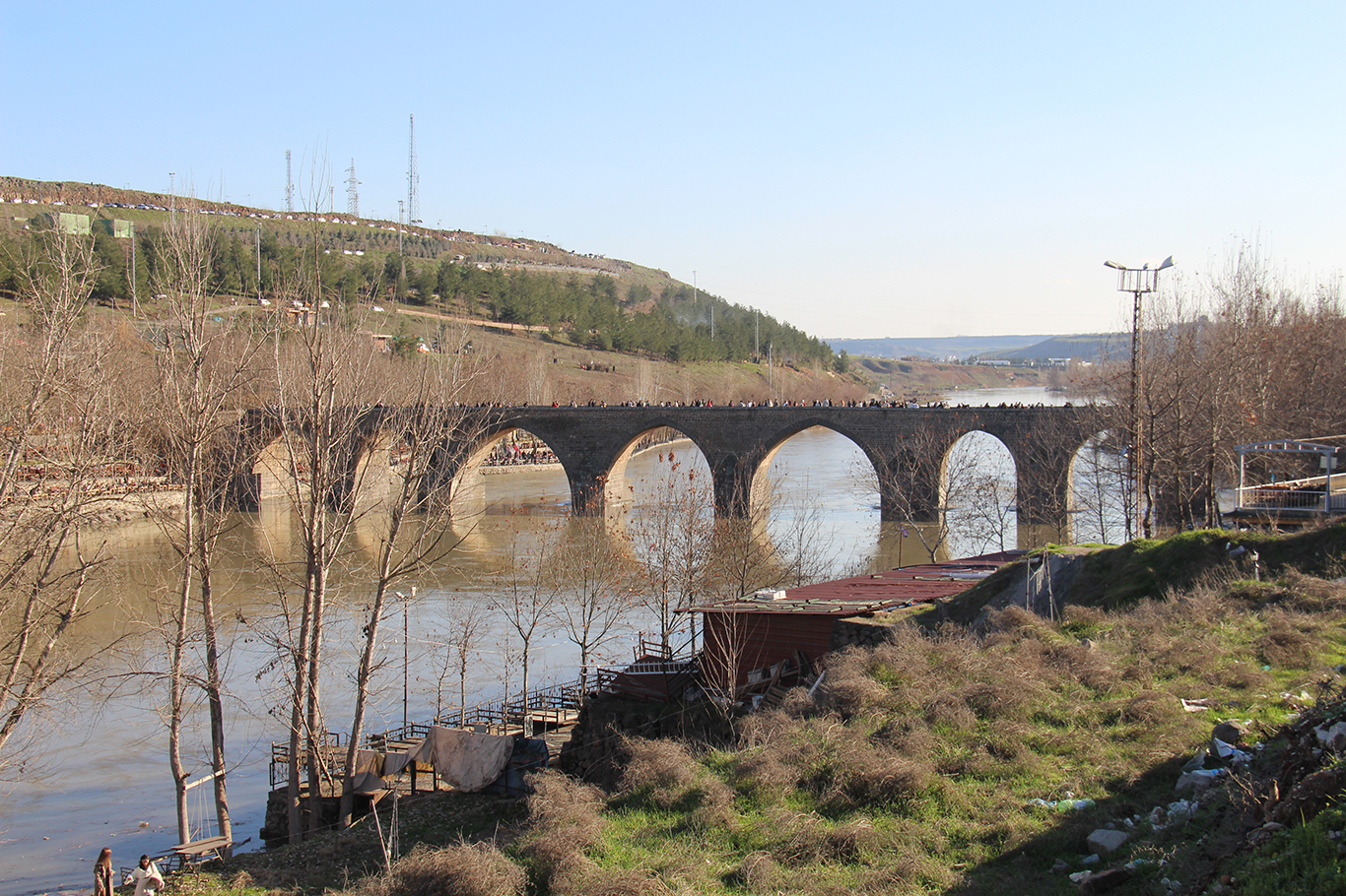 On Gözlü Köprü çevresinde su yükseldi: Dicle Nehri'nde son durum
