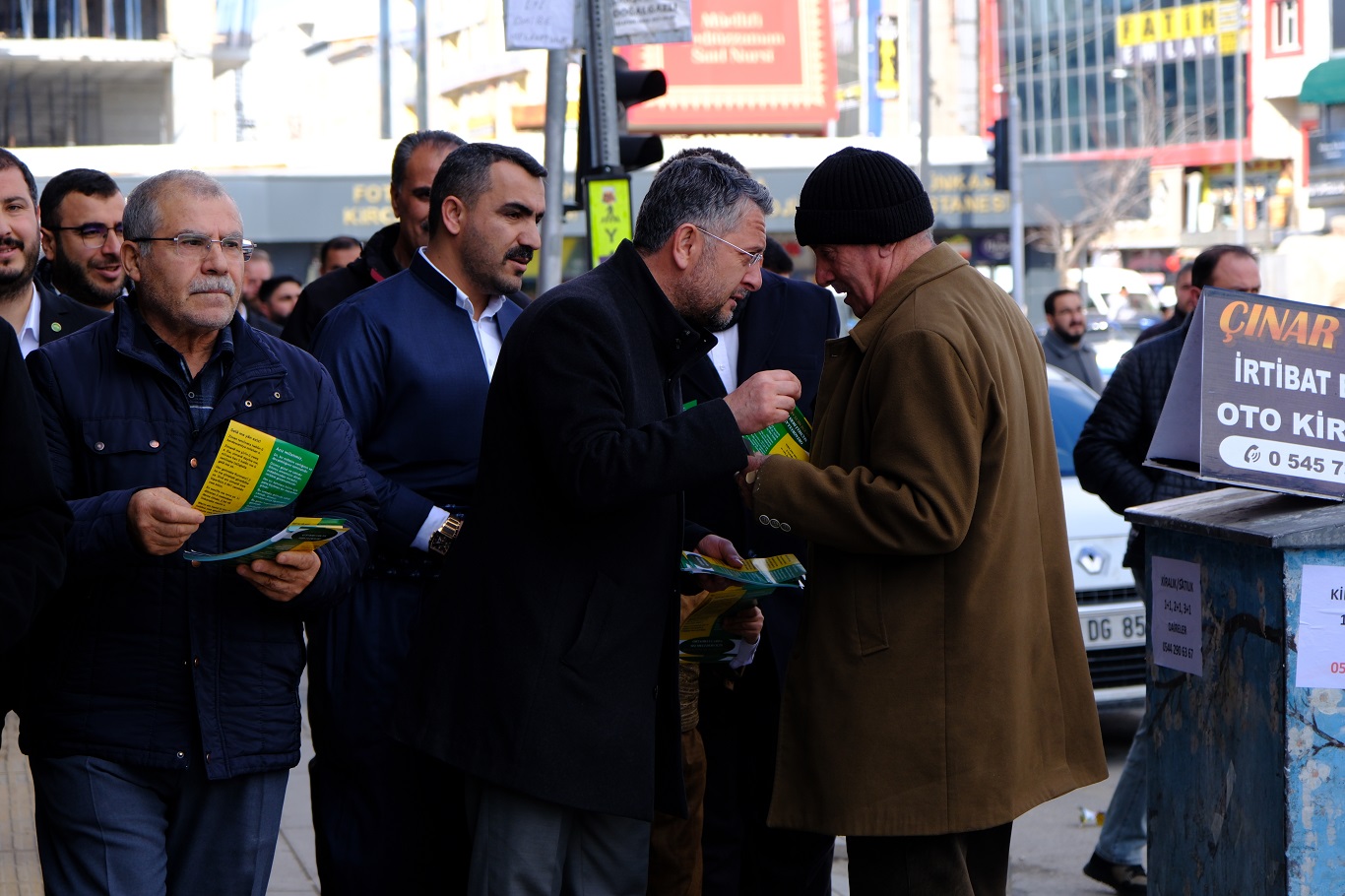 HÜDA PAR Van'da seçmeli dil dersi için yürüyüş düzenledi