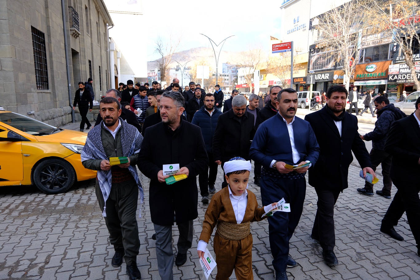 HÜDA PAR Van'da seçmeli dil dersi için yürüyüş düzenledi