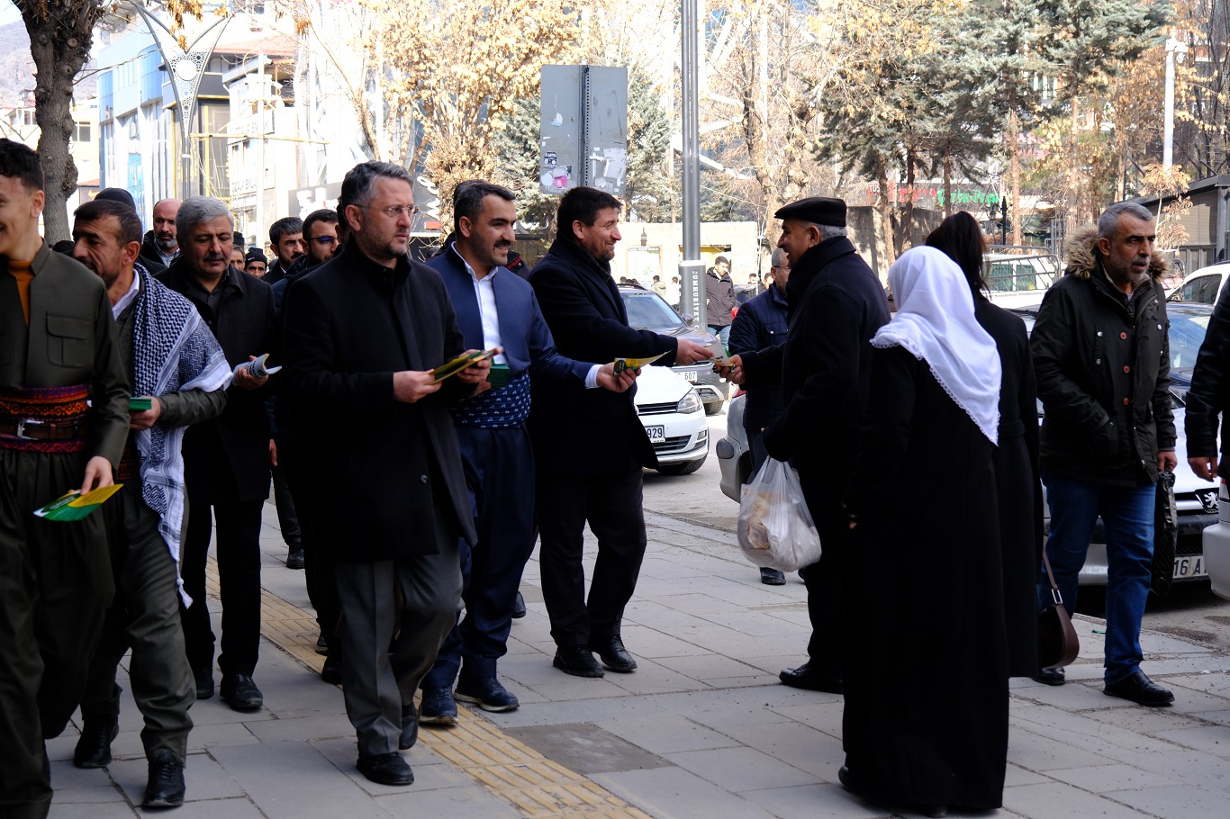 HÜDA PAR Van'da seçmeli dil dersi için yürüyüş düzenledi