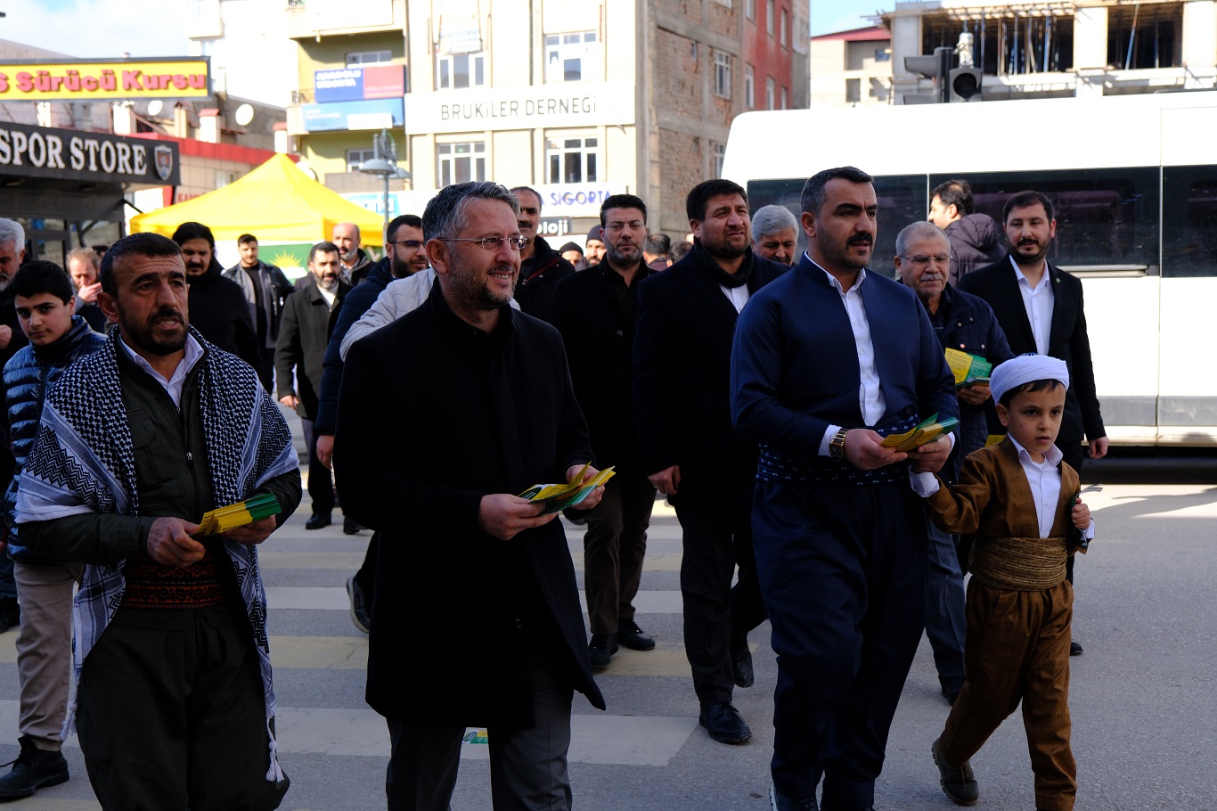 HÜDA PAR Van'da seçmeli dil dersi için yürüyüş düzenledi